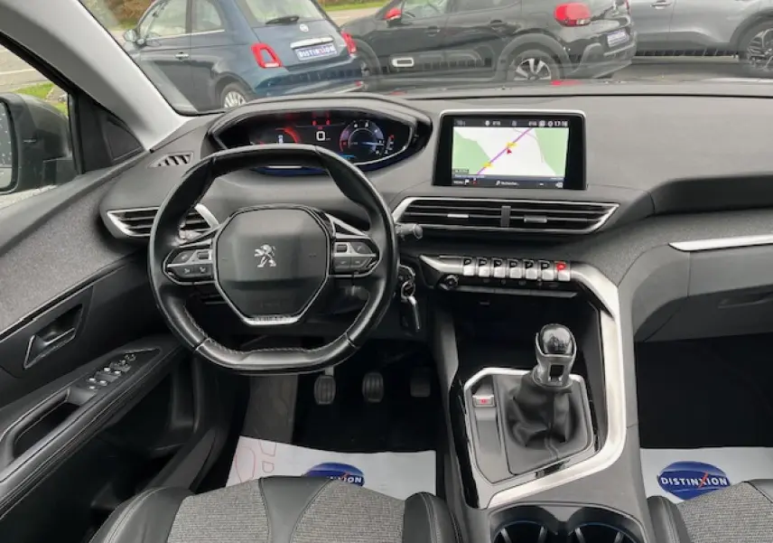 Vue intérieure du poste de conduite du Peugeot 3008 2019, volant multifonctions et écran GPS tactile au centre.