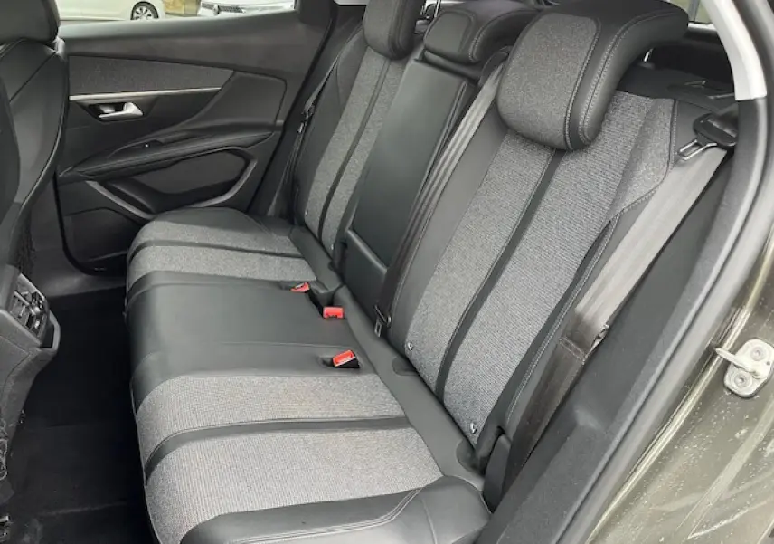 Banquette arrière en semi-cuir gris et tissu vue côté droit du Peugeot 3008 1.5 BlueHDi 130 Allure gris Amazonite.