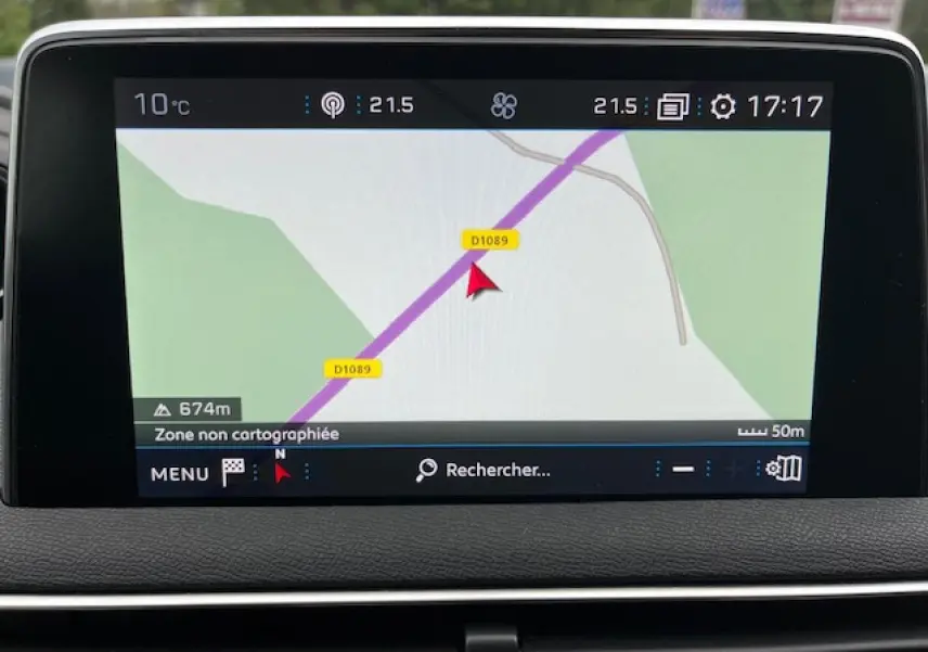 Écran GPS tactile du Peugeot 3008 2019 montrant une carte avec route D1089, dans l'habitacle gris Amazonite.