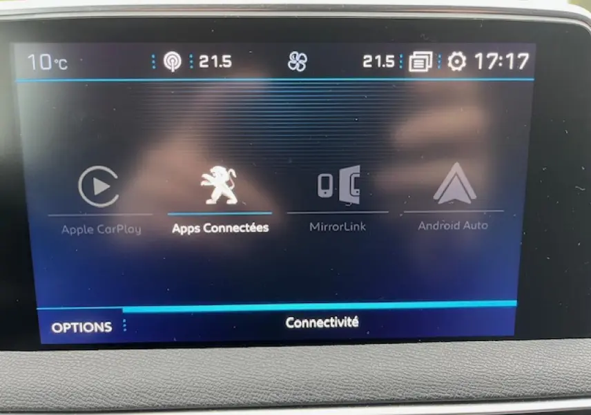 Écran tactile central du Peugeot 3008 2019 affichant les options de connectivité avec interface Apple CarPlay et Android Auto.