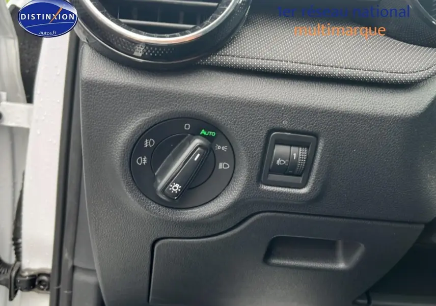 Détail du tableau de bord côté gauche avec commande des phares sur Skoda Fabia blanche 2025.