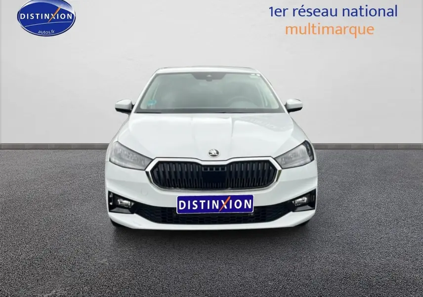 Vue frontale d'une Skoda Fabia blanche 2025 avec calandre noire et phares LED distinctifs.