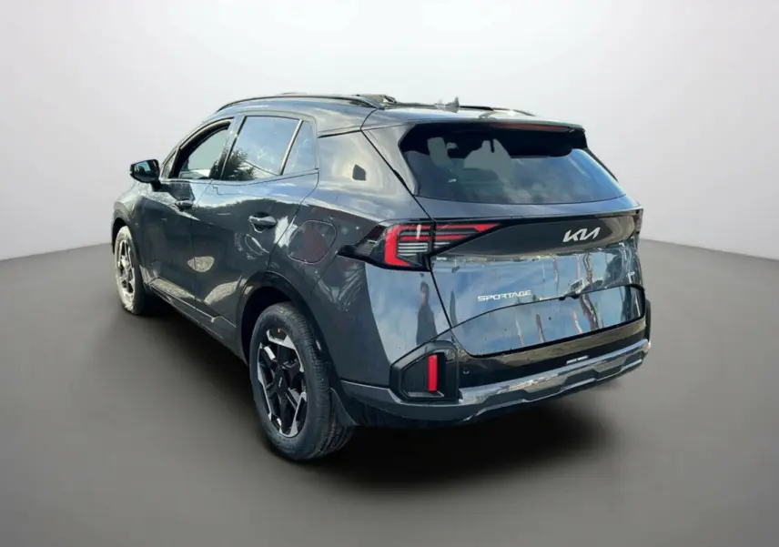 Vue 3/4 arrière gauche du KIA Sportage gris eclipse avec toit noir et feux arrière LED distinctifs.
