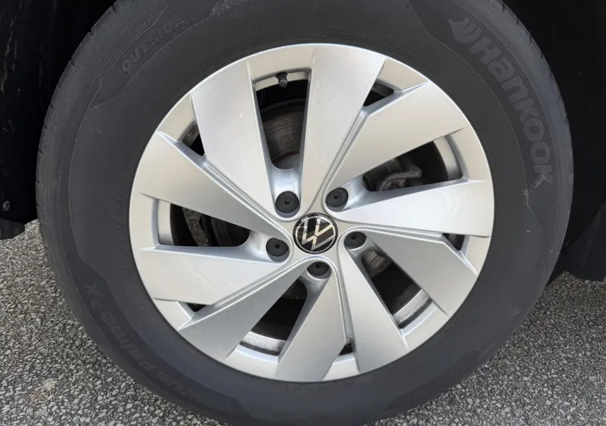 Gros plan sur la jante alliage 17 pouces argentée avec logo Volkswagen au centre, montée sur pneu Hankook noir.