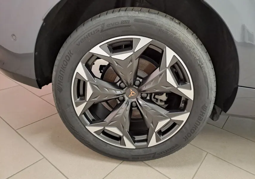 Gros plan sur la jante 19'' Cosmic usinée du CUPRA TERRAMAR gris Timanfaya, avec pneu Hankook visible côté arrière droit.