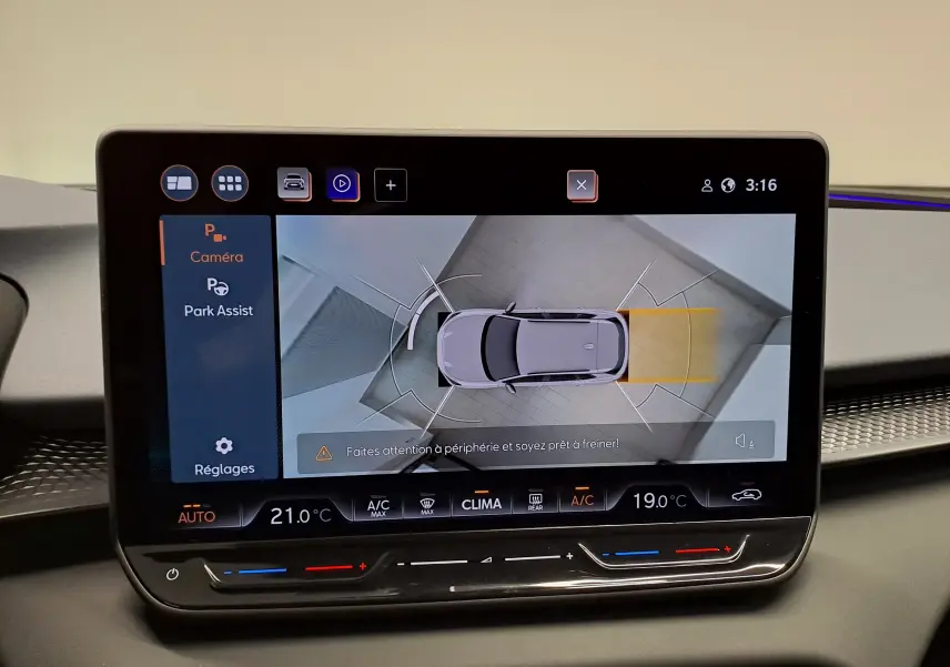 Écran intérieur montrant la caméra 360° du CUPRA TERRAMAR 2025 en vue aérienne avec assistance au stationnement.
