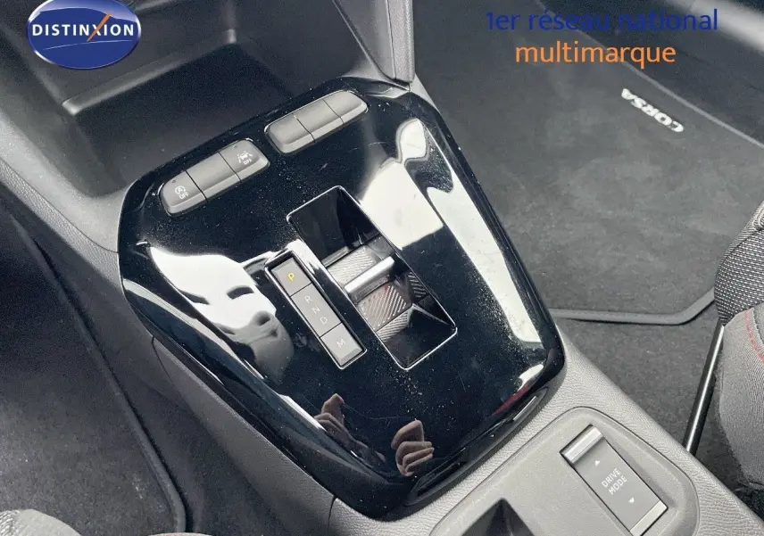 Gros plan sur la console centrale noire brillante avec levier de vitesses automatique dans Opel Corsa blanche 2022.