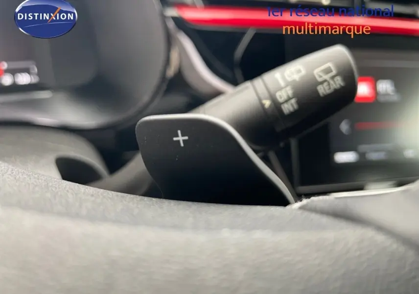 Gros plan sur la palette de changement de vitesse "+" côté droit du volant d'une Opel Corsa blanche 2022.