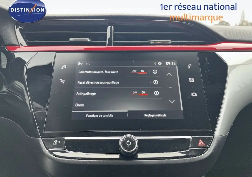 Vue rapprochée de l'écran tactile central noir avec bandeau rouge intérieur d'une Opel Corsa blanche 2022.