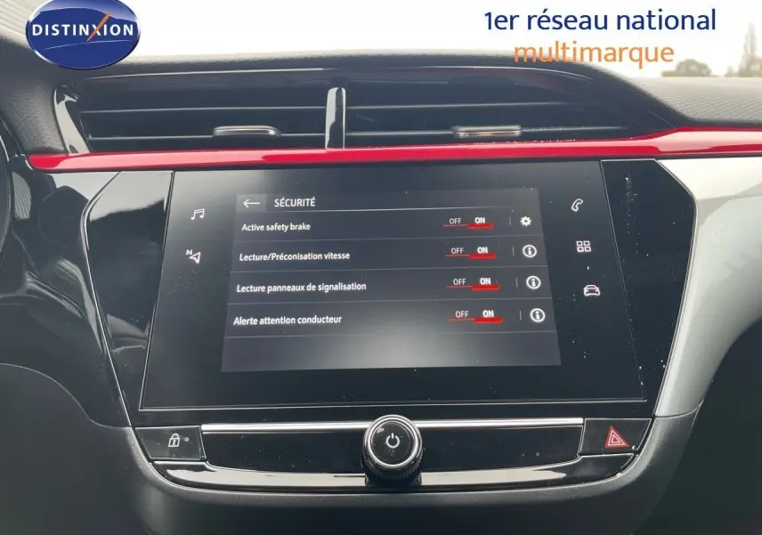Écran tactile central de la console d'une Opel Corsa blanche 2022, affichant le menu de sécurité avec options activées.