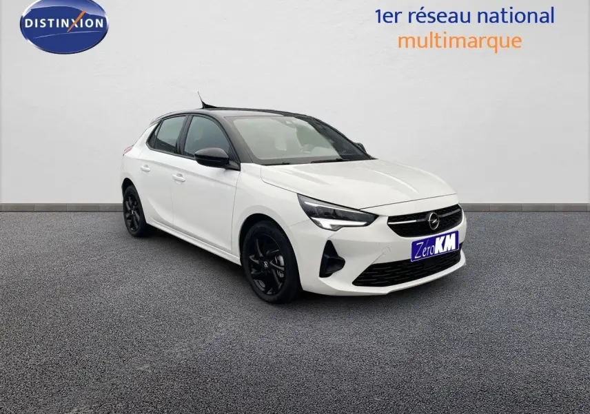 Opel Corsa blanc vue 3/4 avant droit avec toit noir et jantes noires sur fond neutre.