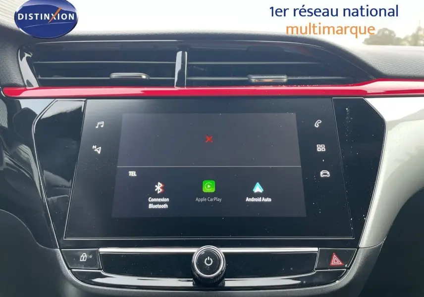 Écran tactile central de l'Opel Corsa blanc 2022 avec interface Apple CarPlay et Android Auto visible.