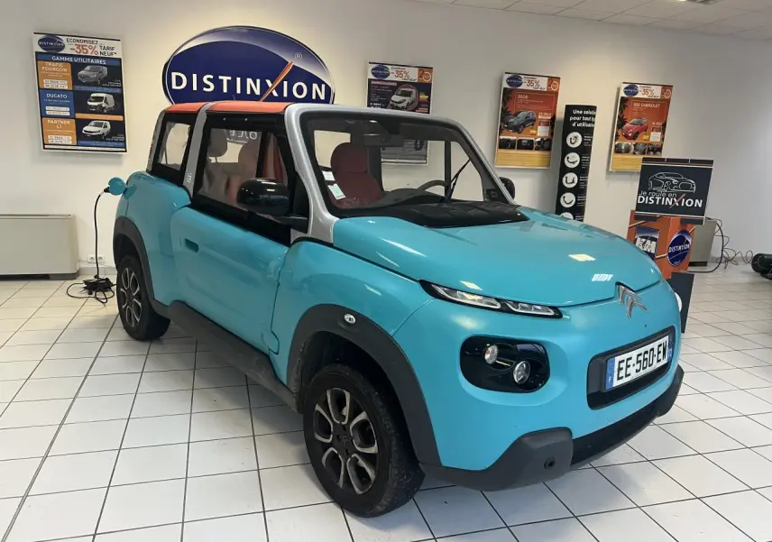 Citroën E-MEHARI cabriolet bleu clair en 3/4 avant droit avec toit en toile et jantes alliage 15 pouces.