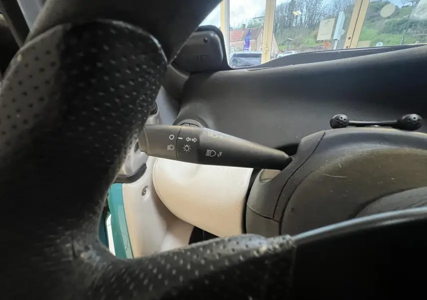 Vue intérieure rapprochée du levier de clignotant côté gauche du Citroën E-MEHARI cabriolet bleu clair de 2016.