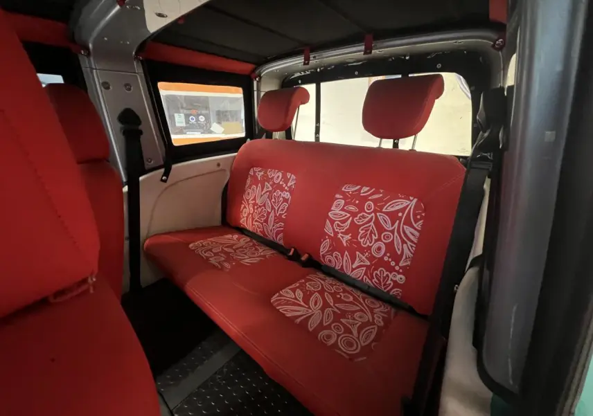 Vue intérieure côté droit du Citroën E-MEHARI cabriolet 2016, sièges rouges avec motifs blancs et toit en toile.