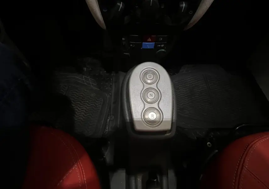 Gros plan sur la console centrale de la Citroën E-MEHARI cabriolet 2016, boutons de boîte auto visibles.