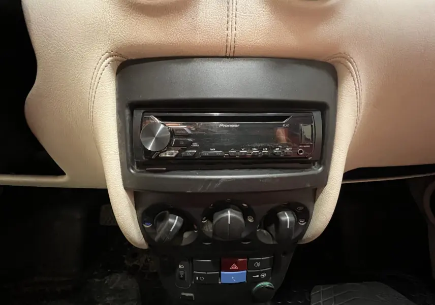 Vue rapprochée de la console centrale beige du Citroën E-MEHARI cabriolet 2016 avec autoradio Pioneer et commandes de climatisation.