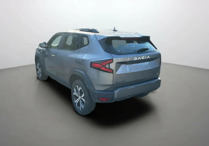 Vue 3/4 arrière gauche du Dacia Duster 2025 gris schiste, version Mild Hybrid 130 4x4 Expression avec jantes alliage.