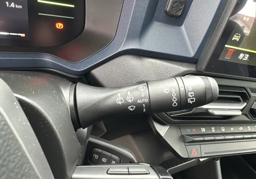 Gros plan sur la commande d'essuie-glace du tableau de bord du Dacia Duster 2025 gris schiste, version mild hybrid.