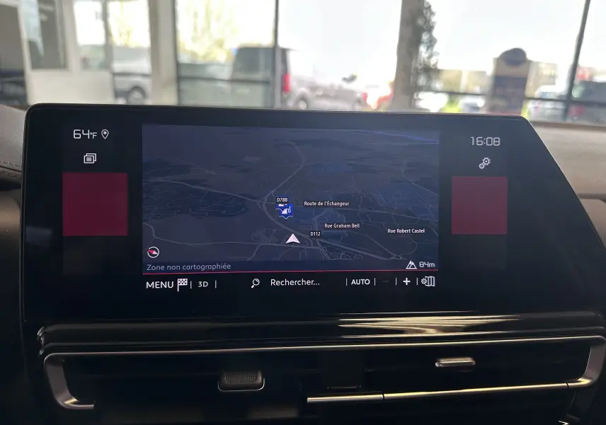 Vue rapprochée de l'écran central du tableau de bord du Citroën C5 Aircross gris, affichant la navigation GPS.