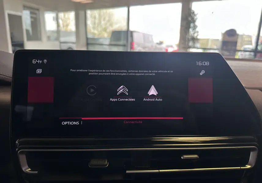 Écran tactile central du Citroën C5 Aircross 2024 affichant les options Android Auto et Apps Connectées, intérieur moderne.