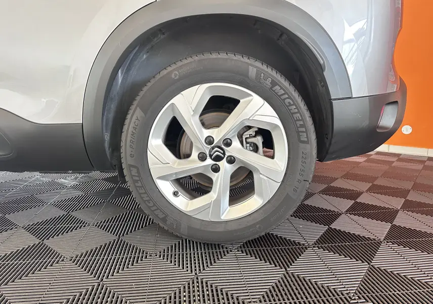 Gros plan sur la roue arrière droite d'un Citroën C5 Aircross gris Artense avec jante alliage 18 pouces et pneu Michelin.
