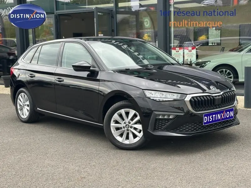 Vue 3/4 avant droite d'une Skoda Scala noir Magic nacré avec calandre chromée et jantes alu.
