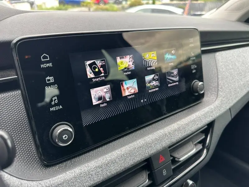 Écran tactile central en plan rapproché dans l’habitacle gris d’une Skoda Scala 2025 noir Magic nacré.