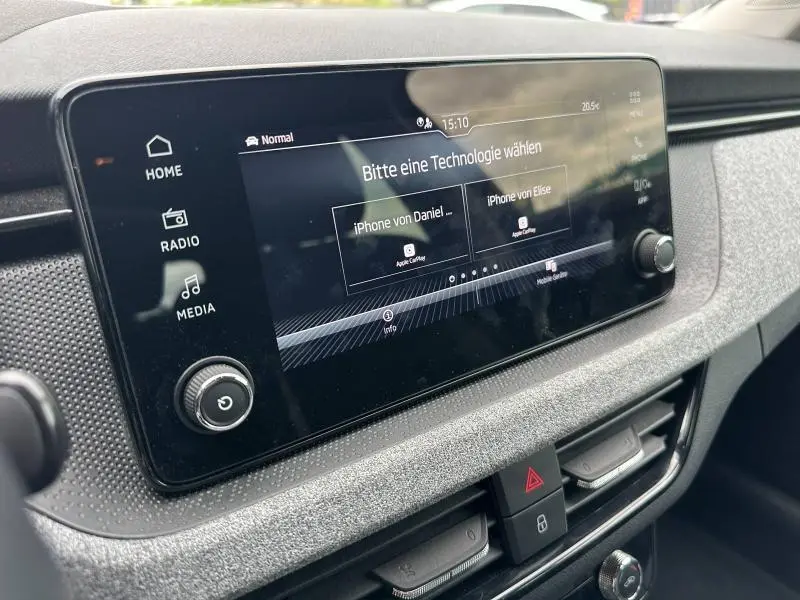 Écran tactile central de la Skoda Scala 2025 noir Magic nacré, affichant la connexion Apple CarPlay en allemand.