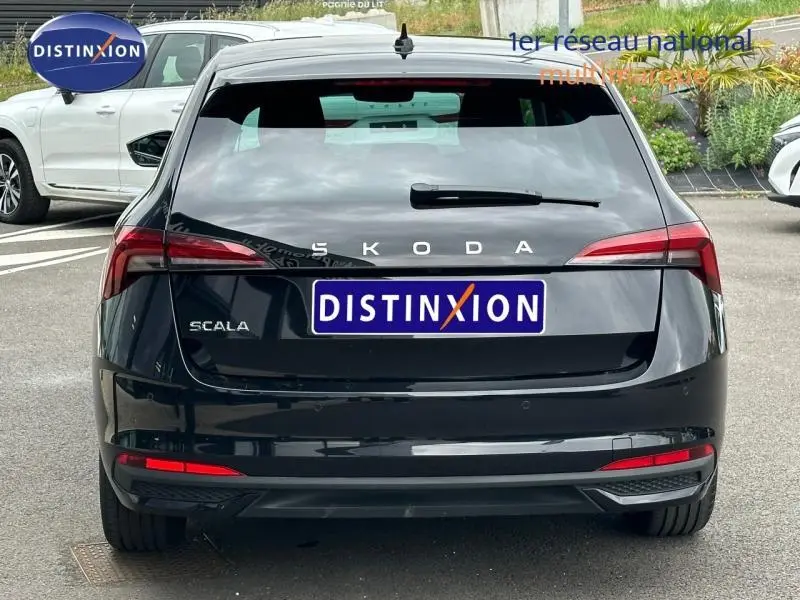 Vue arrière d'une Skoda Scala noir Magic nacré, avec feux LED et logo distinctif bien visibles.