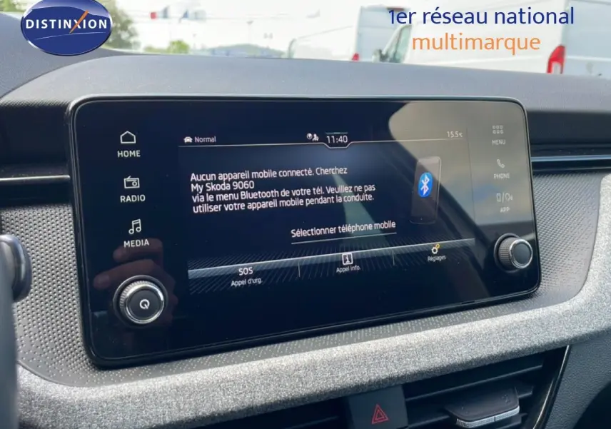 Vue intérieure centrée sur l'écran tactile multimédia du Skoda Scala blanc glacier, affichant la connexion Bluetooth inactive.