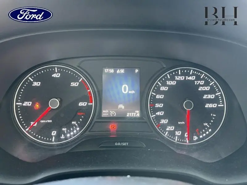 Vue rapprochée du tableau de bord du SEAT Ateca 2020, affichage numérique et compte-tours analogique.