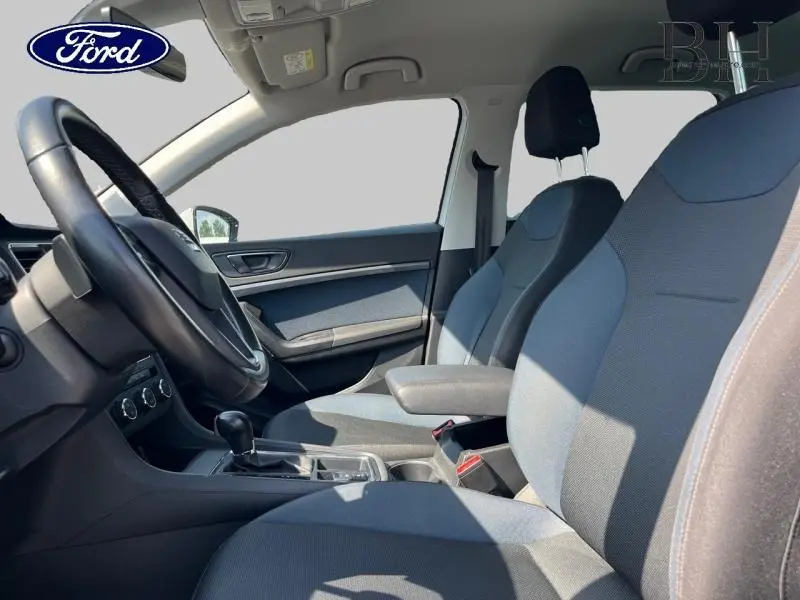 Vue intérieure côté conducteur du SEAT Ateca 2020 avec sièges gris et volant cuir multifonction.