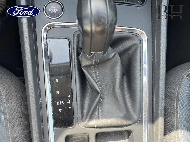 Gros plan sur le levier de vitesses cuir de la SEAT Ateca blanc Nevada, avec indication boîte auto DSG visible.