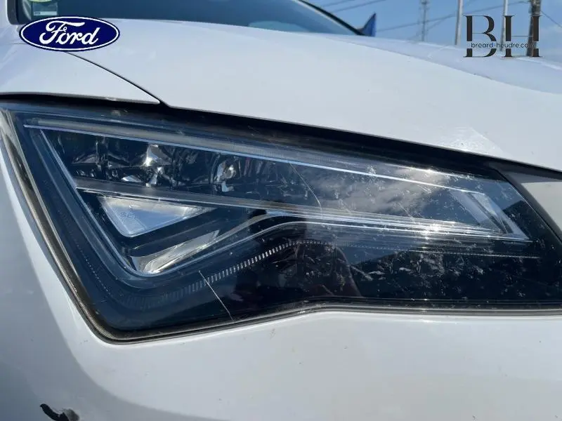 Gros plan sur le phare avant gauche blanc Nevada métal du SEAT Ateca 2020 avec détails LED et carrosserie propre.