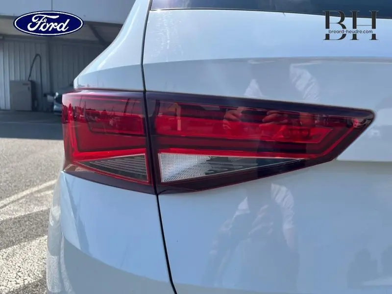 Gros plan sur le feu arrière droit d’un SEAT Ateca blanc Nevada Métal, soulignant son design anguleux et moderne.