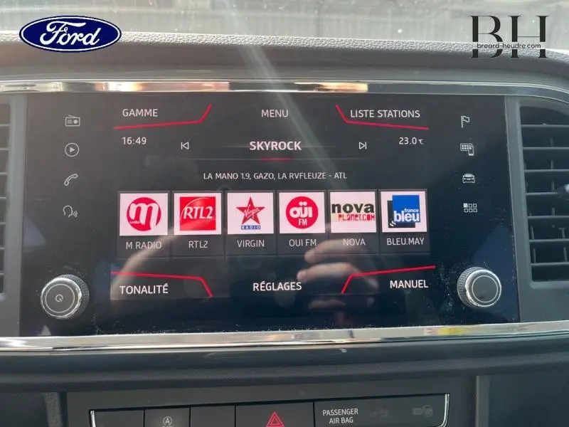 Écran tactile multimédia de la SEAT Ateca blanc Nevada, affichant les stations radio, vue de face.