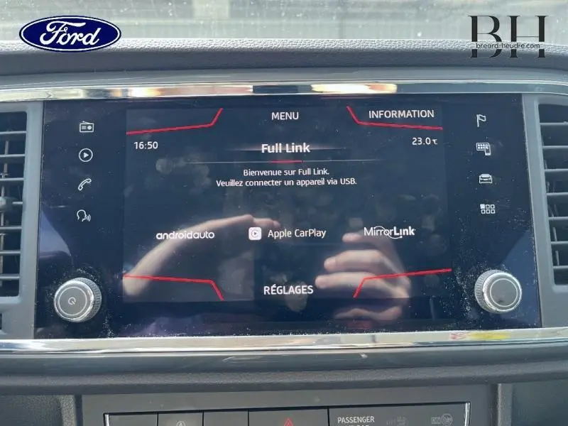 Écran tactile central du tableau de bord du SEAT Ateca blanc, affichant le menu Full Link avec options connectivité.