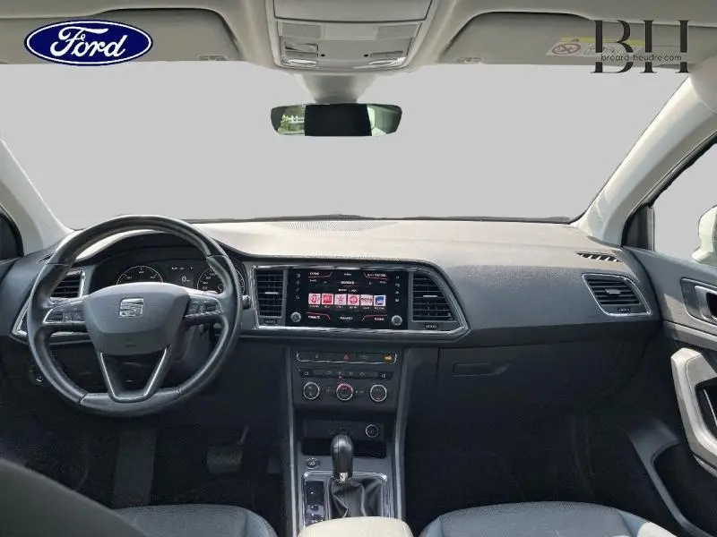 Vue intérieure frontale du tableau de bord du SEAT Ateca 2.0 TDI 2020 avec volant cuir multifonction et écran tactile central.