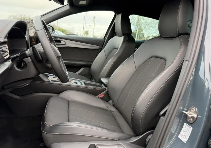 Vue intérieure côté conducteur du CUPRA Formentor bleu 2025, avec sièges en cuir noir et volant Supersports.