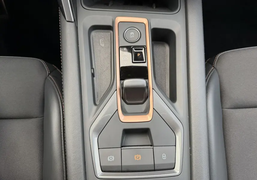 Vue plongeante sur la console centrale du CUPRA Formentor 2025, avec levier de vitesse DSG7 et surpiqûres cuivrées.