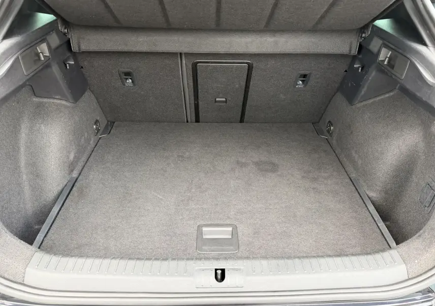 Vue intérieure du coffre spacieux et propre du CUPRA Formentor bleu, avec banquette arrière rabattable visible.
