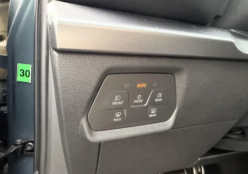 Détail du panneau de commandes d’éclairage intérieur sur la partie gauche d’un CUPRA Formentor bleu.