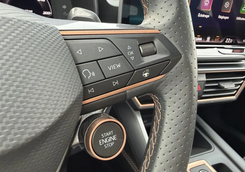 Gros plan sur le volant cuir perforé avec commandes multifonctions et bouton Start Engine Stop du CUPRA Formentor 2025.