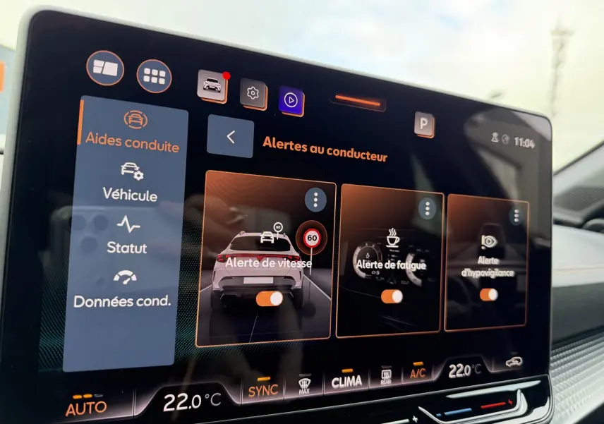 Écran tactile du système d'info-divertissement du CUPRA Formentor affichant les alertes au conducteur en intérieur.