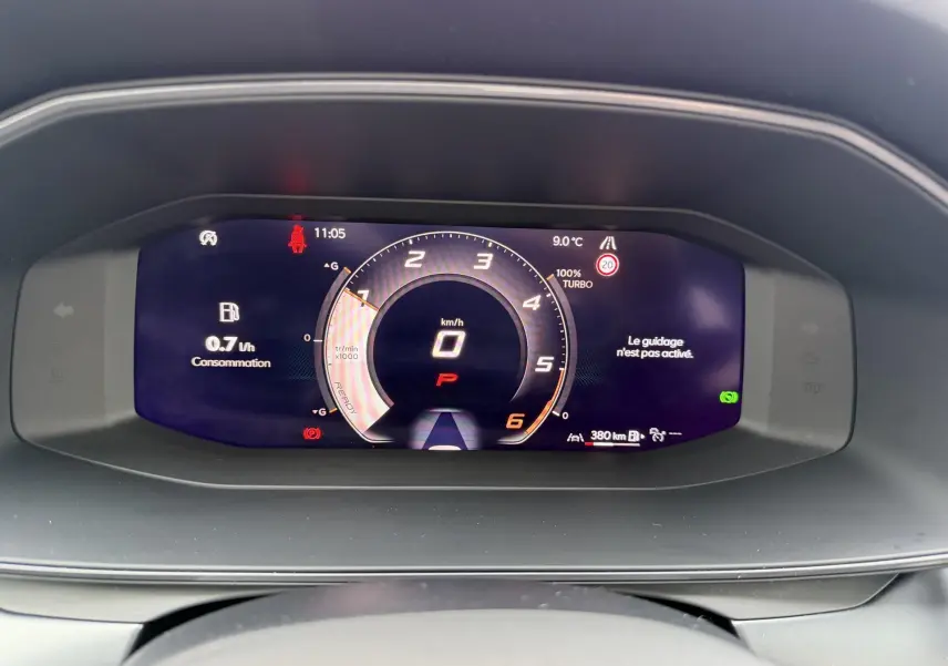 Vue rapprochée du tableau de bord numérique de la CUPRA Formentor 2025 affichant la consommation et la vitesse à zéro.