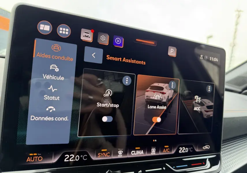 Écran tactile intérieur du CUPRA Formentor bleu montrant les options d’aides à la conduite avec interface moderne et claire.