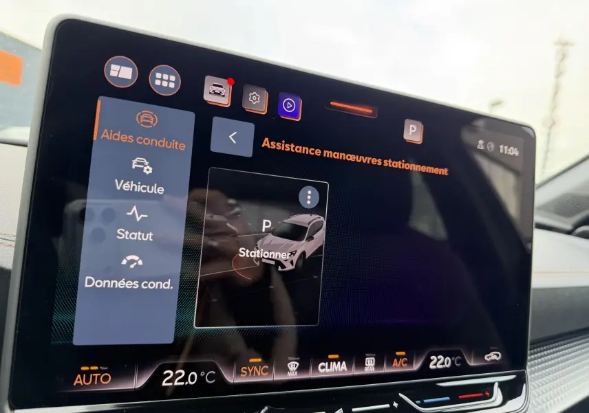 Écran tactile intérieur du CUPRA Formentor bleu montrant l'assistance aux manœuvres de stationnement.