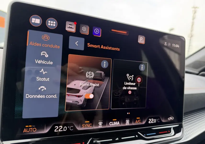 Écran tactile intérieur du CUPRA Formentor affichant les options d’aides à la conduite et la climatisation à 22°C.