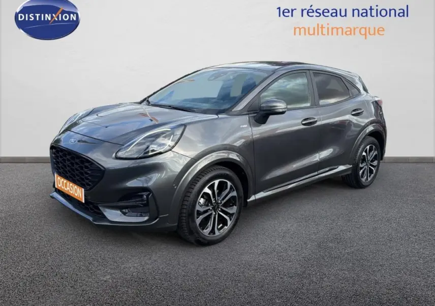 Ford Puma gris foncé en 3/4 avant droit, avec jantes alliage 17 pouces et feux diurnes allumés.